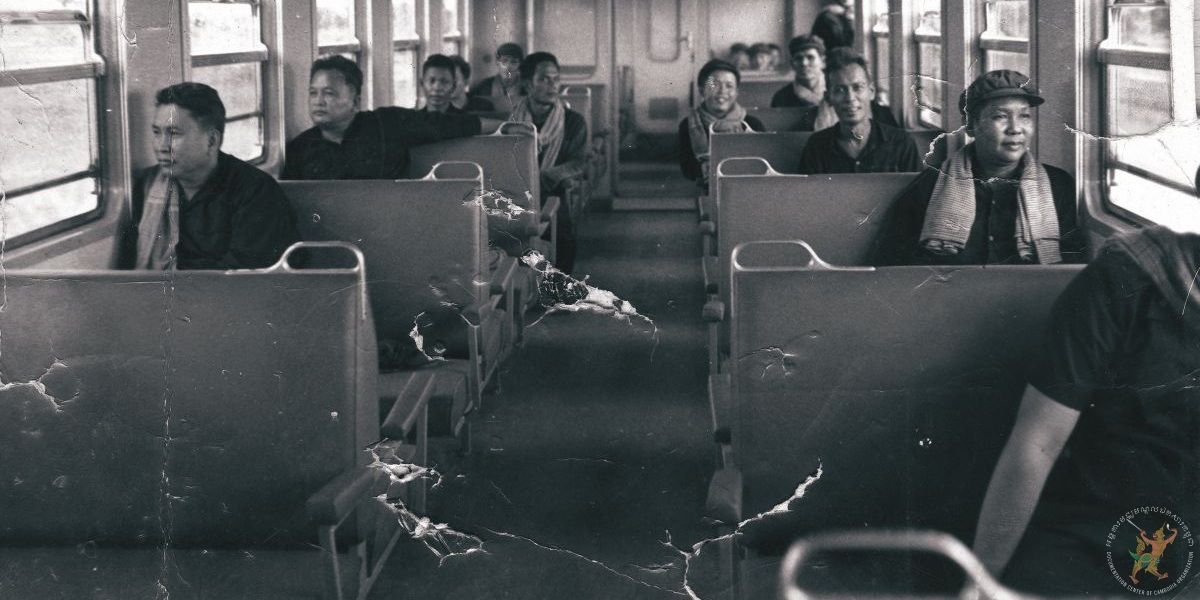 ជួរទី២ពីឆ្វេងទៅស្តាំ៖ ប៉ុល ពត (លេខាបក្សកុម្មុយនិស្តកម្ពុជា និងជានាយករដ្ឋមន្ត្រីនៃរបបកម្ពុជាប្រជាធិបតេយ្យ), និង វ៉ន វ៉េត (ឧបនាយករដ្ឋមន្ត្រីទទួលបន្ទុកសេដ្ឋកិច្ច)។ ជួរទី៣ពីឆ្វេងទៅស្ដាំ៖ នួន ជា (អនុលេខាបក្ស និងជា ប្រធានសភាតំណាងប្រជាជន), និង ឈិត ជឿន ហៅ តាម៉ុក (ប្រធានអគ្គសេនាធិការកងកំលាំងប្រដាប់អាវុធ បដិវត្តន៍នៃរបបកម្ពុជាប្រជាធិបតេយ្យ)។ ជួរទី៤ពីឆ្វេងទៅស្ដាំ រូបទី៣៖ យុន យ៉ាត រដ្ឋមន្ត្រីក្រសួងវប្បធម៌ អប់រំ និងសិក្សាធិការ។ (ប្រភព៖ បណ្ណសារមជ្ឈមណ្ឌលឯកសារកម្ពុជា)